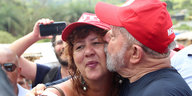 Ein Mann küsst eine Frau auf die Wange