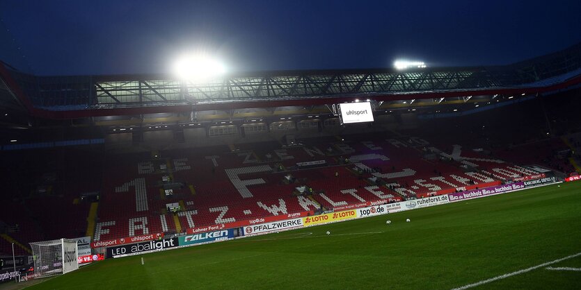 Leere Tribüne im Fritz-Walter-Stadion des 1. FCK in den Kaiserslautern-Farben Rot und Weiß.