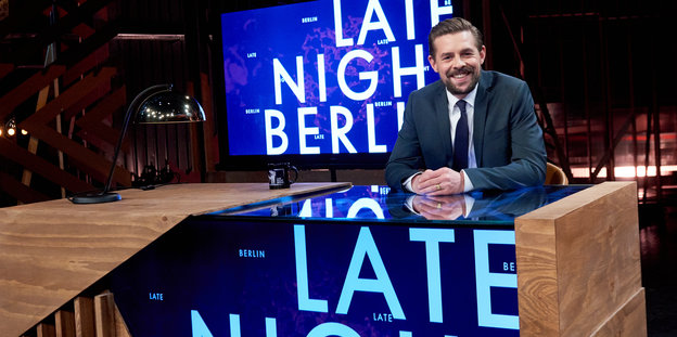 Klaas Heufer-Umlauf im TV-Studio bei „Berlin Late Night“