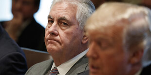 Rex Tillerson hört Donald Trump unzufrieden zu