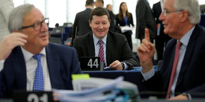 Generalsekretär Martin Selmayr sitzt hinter EU-Kommissionschef Jean-Clauder Juncker und Michel Barnier.
