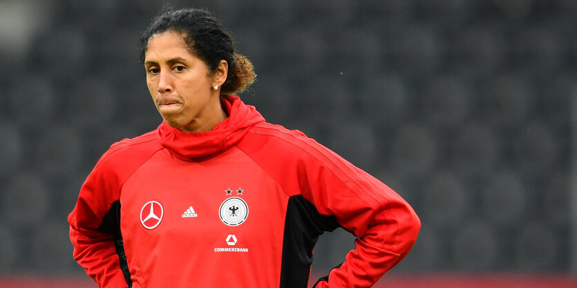 Steffi Jones in rotem Trikot