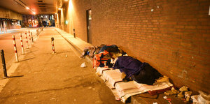 Ein Obdachloser schläft in Köln in einer Unterführung