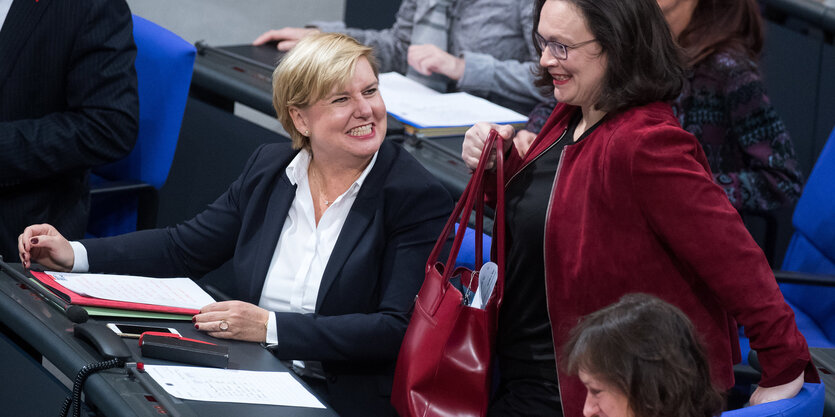 Zwei Frauen lachen