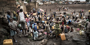 Menschen holen am 15.10.2017 im Funu-Viertel von Bukavu (Kongo) Wasser