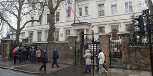 Polizisten laufen an der russischen Botschaft in London vorbei
