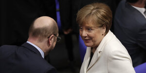 Angela Merkel spricht mit Martin Schulz