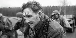 Ein Mann in Wehrmachtsuniform in einem Soldatentreck