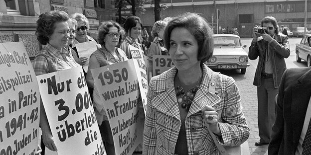 Beate Klarsfeld 1971 vor dem Gericht in Köln neben demonstrierenden Frauen