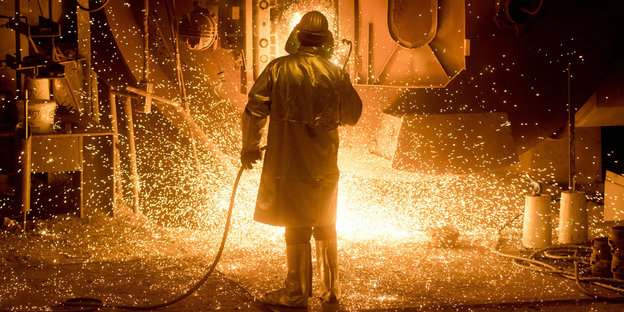 Stahlarbeiter in Schutzkleidung bei der Arbeit