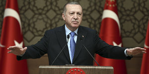 Recep Tayyip Erdogan, Präsident der Türkei, breitet seine Arme aus während einer Rede in Ankara