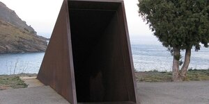 Das Denkmal für Walter Benjamin, Blick in den dunklen Eingang