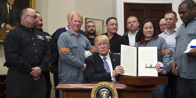 US-Präsident Trump, als er am vergangenen Freitag in Washington im Beisein von Stahlarbeitern Strafzölle ankündigt