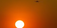 Ein Flugzeug über der Sonne