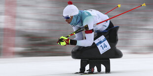 Eine Biathletin fährt über die Strecke