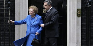 Margaret Thatcher und Gordon Brown, der sie am Arm hält, vor Downing Street 10