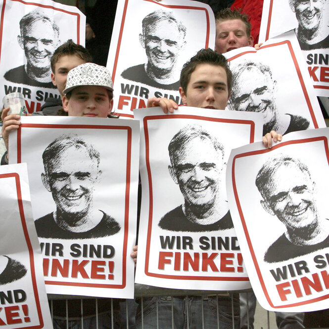 Fans mit Schildern auf denen "Wir sind Finke" steht