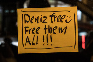 "Deniz free - free them all" steht auf einem Zettel an einem Fahrzeug bei einem Autokorso "Deniz free - free them all" steht auf einem Zettel an einem Fahrzeug bei einem Autokorso
