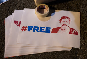 "#FREE" steht auf einem Plakat neben dem Konterfei von Deniz Yücel "#FREE" steht auf einem Plakat neben dem Konterfei von Deniz Yücel