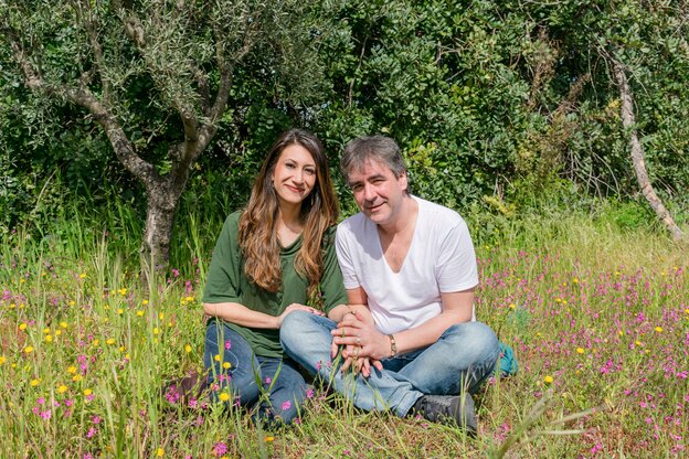 Deniz Yücel und Dilek Mayatürk-Yücel sitzen auf einer Wiese