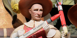 Eine Putin-Puppe mit Rakete