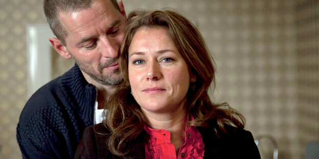 Ministerpräsidentin Birgitte Nyborg (Sidse Babett Knudsen) und Phillip (Mikael Birkjær) sind glücklich verheiratet in einer Szene der ersten Folge der Serie „Borgen – Gefährliche Seilschaften“