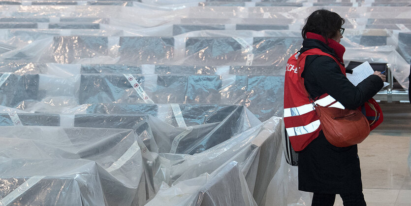 Abgedeckte Sitzreihen stehen im Hauptterminal des Flughafens Berlin-Brandenburg