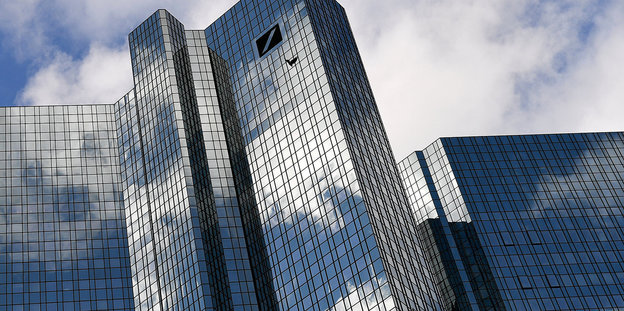 Über die Zentrale der Deutschen Bank ziehen Wolken hinweg