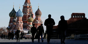 Fußgänger auf dem Roten Platz in Moskau