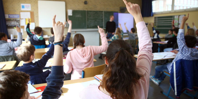 Schüler in der Klasse melden sich