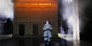 Modell eines klassizistischen Gebäudes, des Gorki Theaters, auf einer Bühne, ein Junge steht davor.