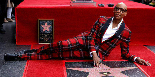 TV-Star RuPaul hinter seinem Stern in Hollywood
