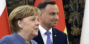 Angela Merkel und Andrzej Duda stehen nebeneinander