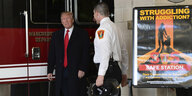Donald Trump steht neben einem Mann, daneben ein Kampf-gegen-Drogen-Plakat