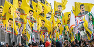 Demonstration halten unzählige Fahne mit einem Portrait von PKK-Führer Öcalan auf gelben Grund in die Luft