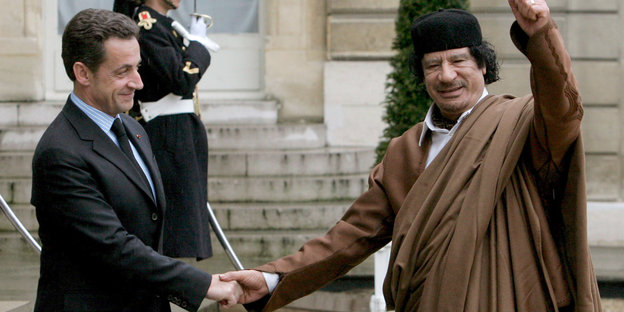 Nicolas Sarkozy begrüßt Muammar Gaddafi bei seinem Besuch im Elysée-Palast