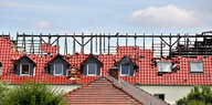 Ein durch Feuer beschädigter Dachstuhl einer geplanten Asylunterkunft