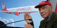 Niki Lauda vor einem Foto von einem seiner Flleger