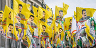 Diverse Flaggen mit dem Foto von Abdullah Öcalan