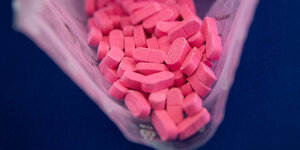Eine Tüte mit rosa Pillen, es ist Ecstasy