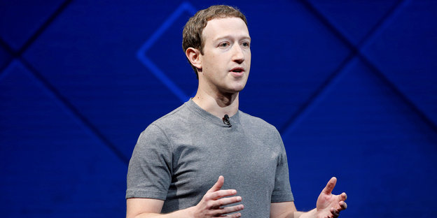 Mark Zuckerberg hält im T-Shirt eine Rede