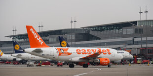 Ein weiß-orangenes Flugzeug der Airline Easyjet.