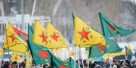 Gelbe und grüne Fahnen der Volksverteidigungseinheit YPG