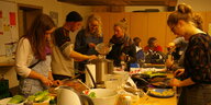 Gruppe junger Menschen kocht gemeinsam