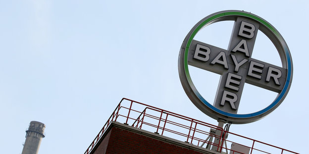 Das Bayer-Logo auf einem Werk in Wuppertal