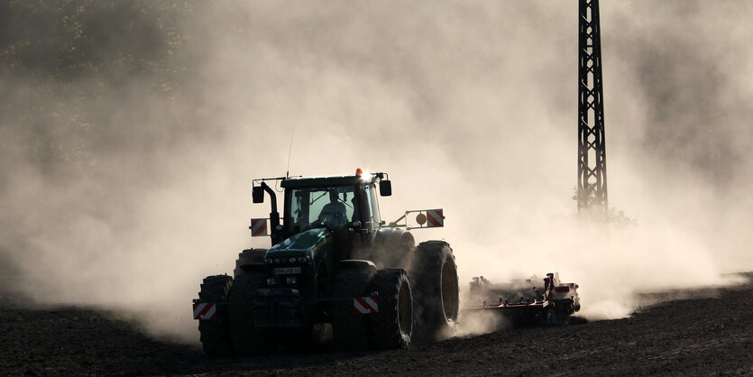 Traktor erzeugt große Staubwolke