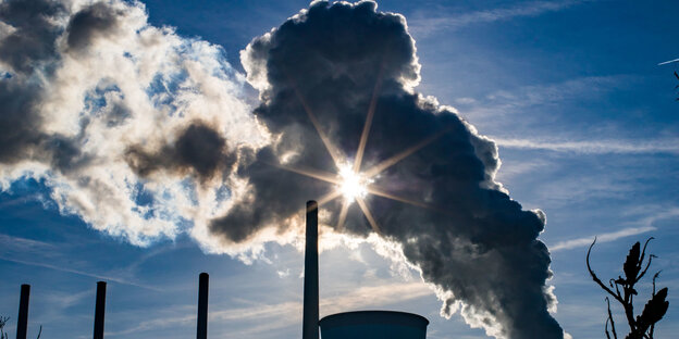 Dampfwolken eines Kraftwerks in Hessen vor der Sonne
