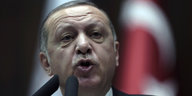 Erdogan spricht mit gespitzten Lippen