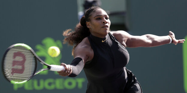 Serena Williams streckt ihren Tennisschläger nach einem Ball