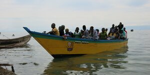 Menschen in einem gelben Boot